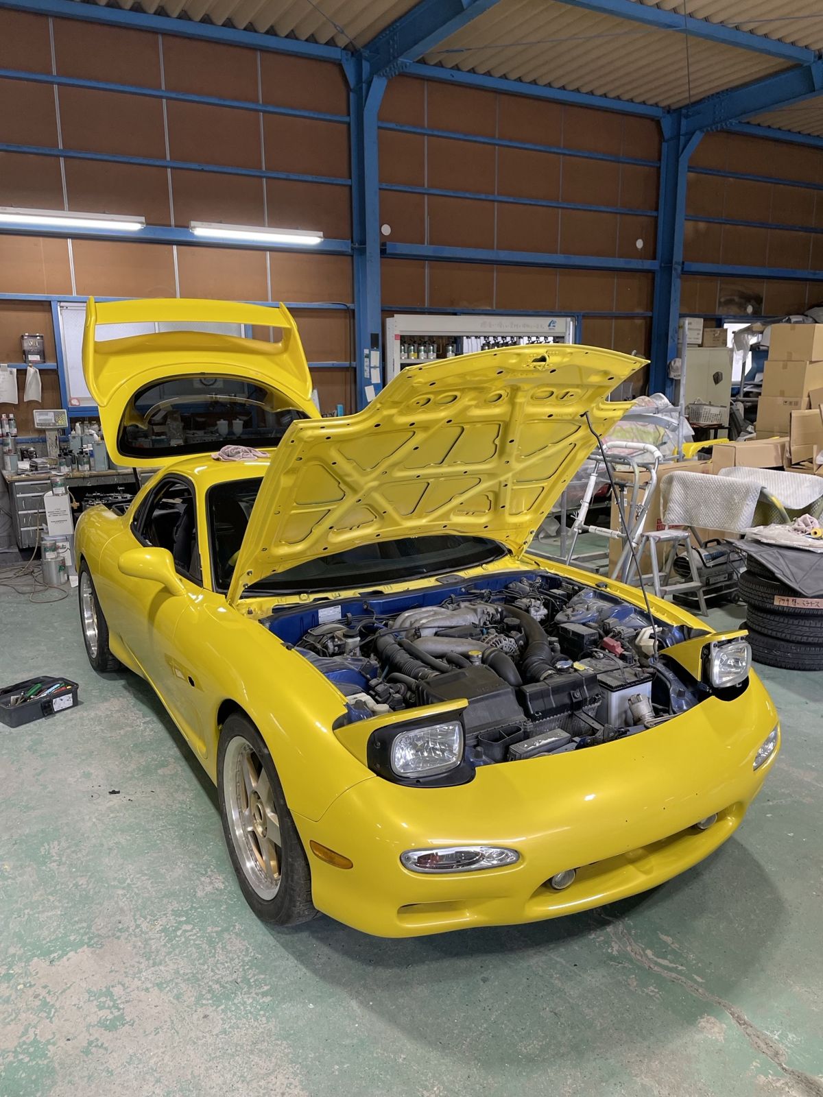 整備中のイエローのRX-7