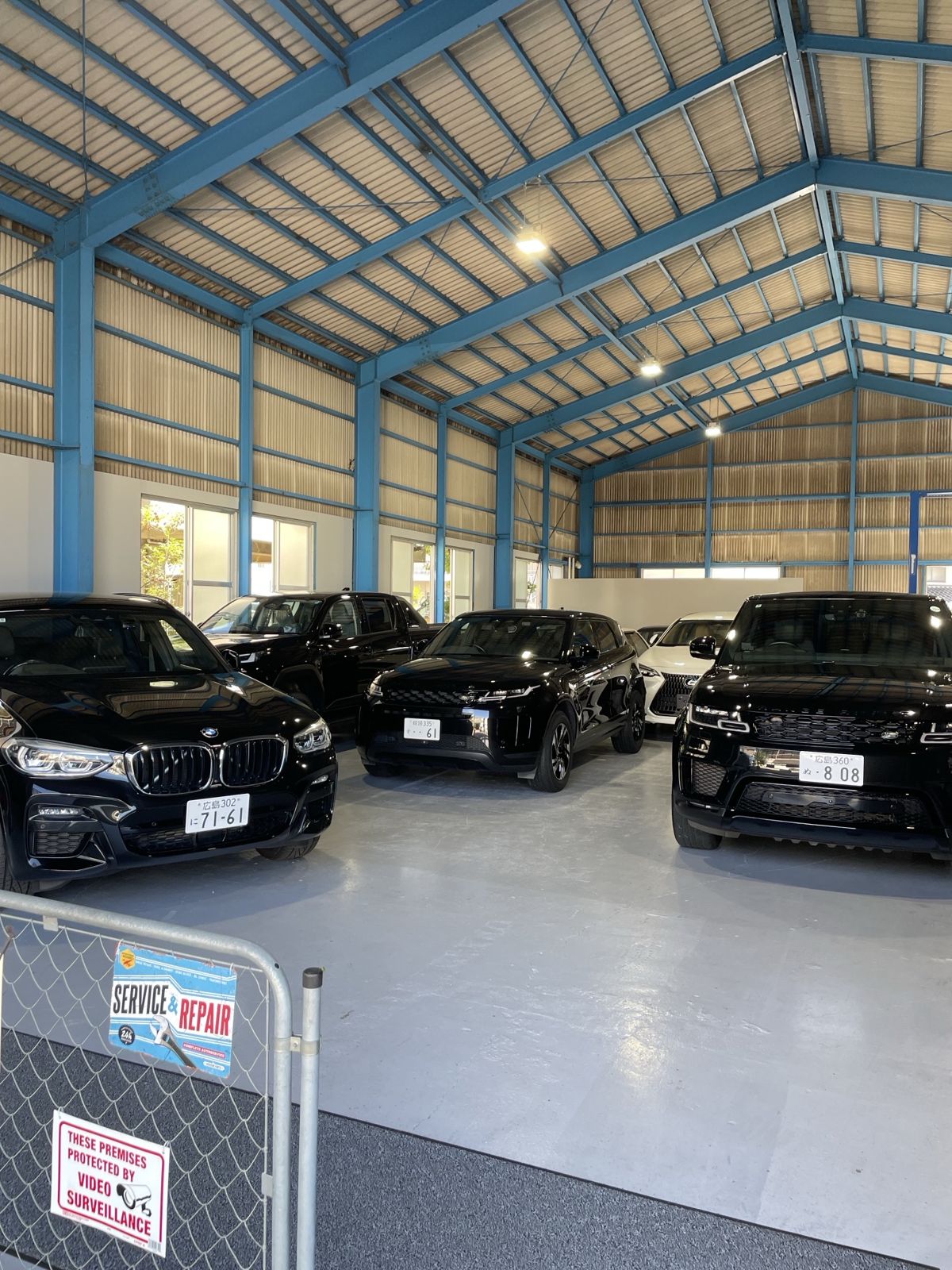 SLUGGERのショールームに並ぶ輸入SUV